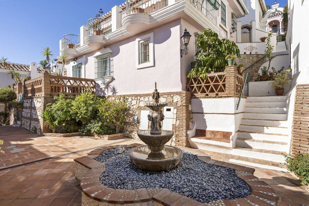 VUT and NRUA in Benahavís: villa and golf-resort licensing made simple