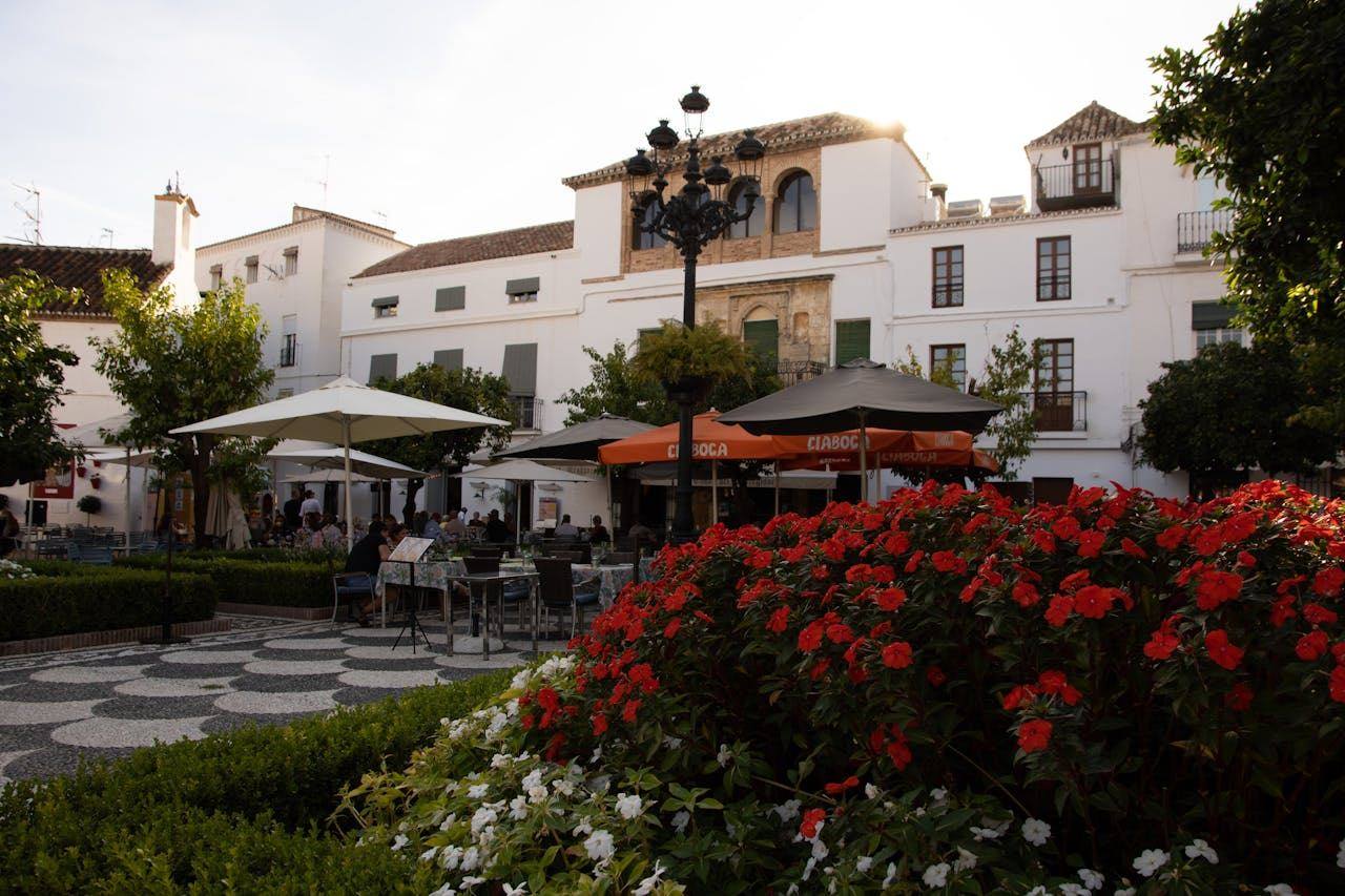 Selling Benahavís on what it is: gastronomy, seclusion and the private-villa guest